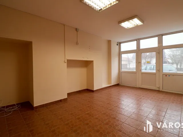 Kiadó kereskedelmi és ipari ingatlan Hódmezővásárhely 170 nm