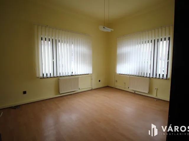 Eladó kereskedelmi és ipari ingatlan Szombathely, Derkovits-lakótelep 203 nm