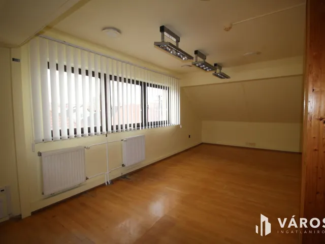 Eladó kereskedelmi és ipari ingatlan Szombathely, Derkovits-lakótelep 203 nm