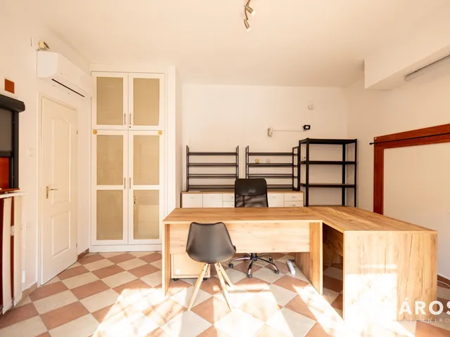 Eladó kereskedelmi és ipari ingatlan Szeged, Alsóváros 25 nm