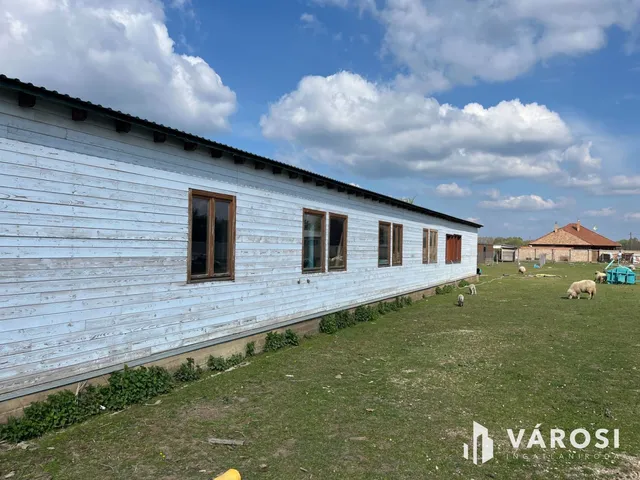 Eladó kereskedelmi és ipari ingatlan Hajdúböszörmény 380 nm