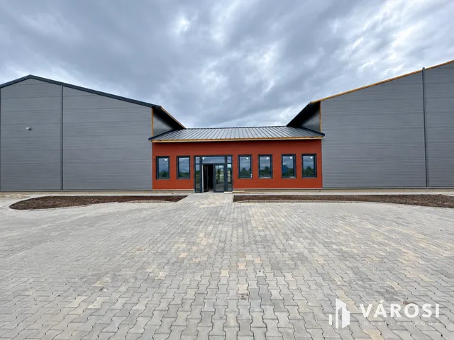 Eladó kereskedelmi és ipari ingatlan Debrecen, Déli ipari park 1700 nm