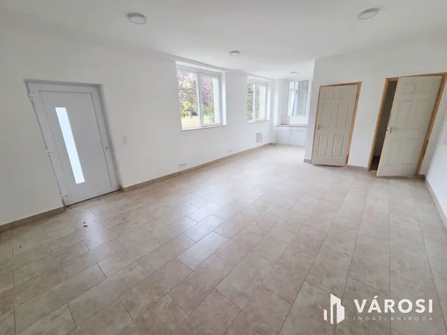 Kiadó kereskedelmi és ipari ingatlan Tököl 1296 nm