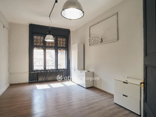 Eladó lakás Budapest VI. kerület, Nagykörúton belüli terület 182 nm