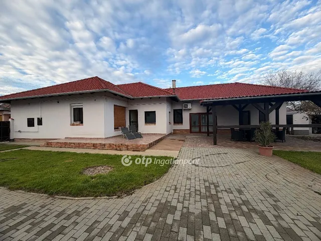 Eladó ház Gyula, Újvári 142 nm