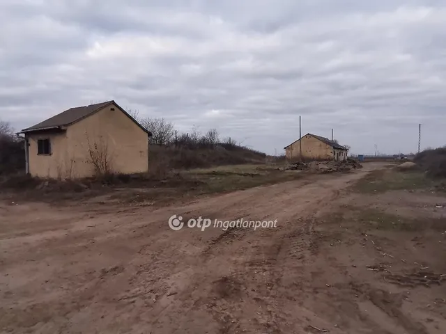 Eladó kereskedelmi és ipari ingatlan Békéscsaba 61368 nm