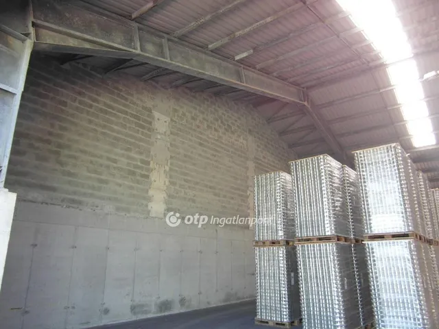 Eladó kereskedelmi és ipari ingatlan Békéscsaba 2000 nm