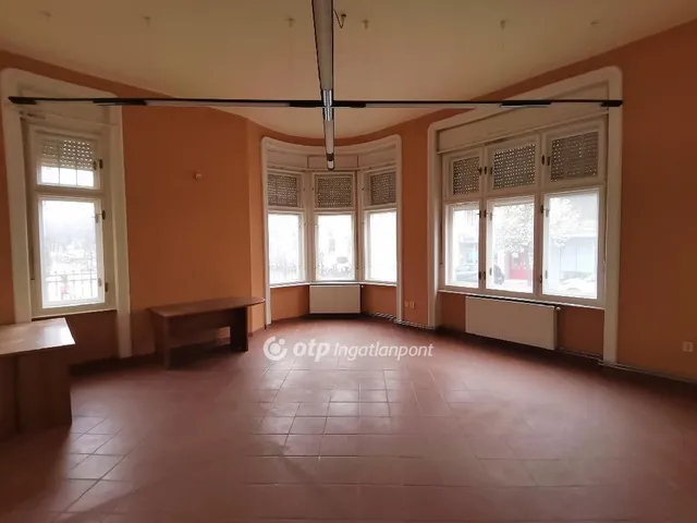 Eladó kereskedelmi és ipari ingatlan Békéscsaba 443 nm
