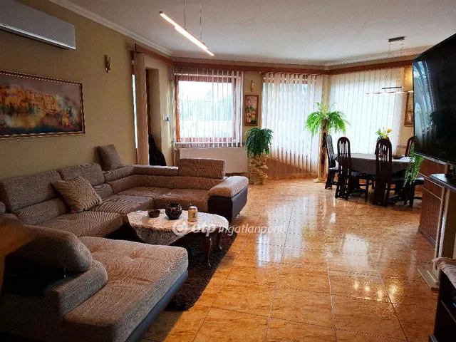 Eladó ház Békéscsaba, Nagyrét 228 nm