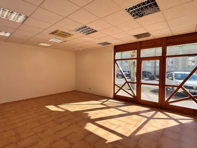 Kiadó kereskedelmi és ipari ingatlan Békéscsaba 75 nm