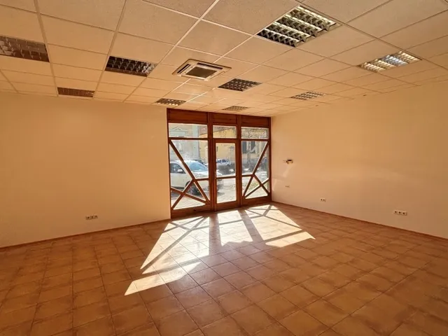 Kiadó kereskedelmi és ipari ingatlan Békéscsaba 75 nm