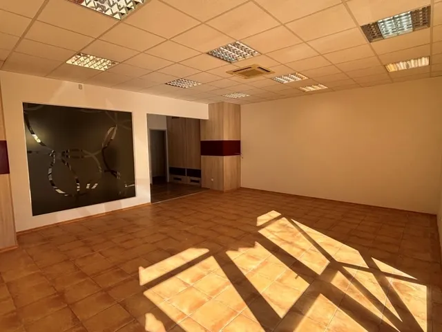 Kiadó kereskedelmi és ipari ingatlan Békéscsaba 75 nm