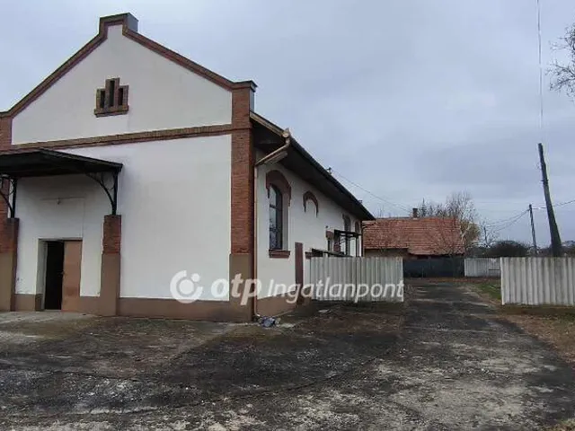 Eladó kereskedelmi és ipari ingatlan Szeghalom 250 nm
