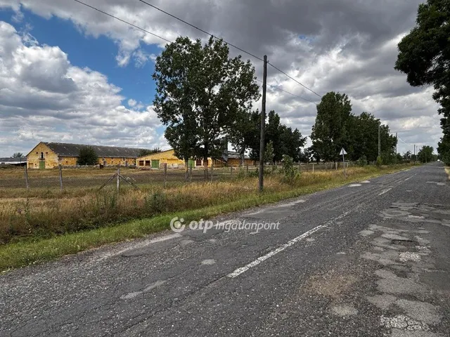 Eladó kereskedelmi és ipari ingatlan Biharugra 4644 nm