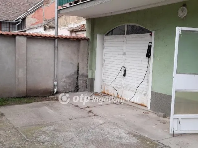 Eladó kereskedelmi és ipari ingatlan Szeged 22 nm