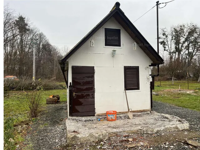 Eladó mezőgazdasági ingatlan Szombathely, Parkerdő lakókert 1400 nm