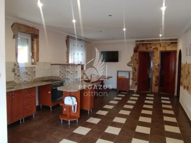 Kiadó ház Ózd 80 nm