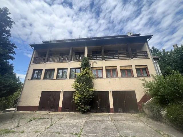 Eladó ház Budapest II. kerület, Máriaremete 220 nm