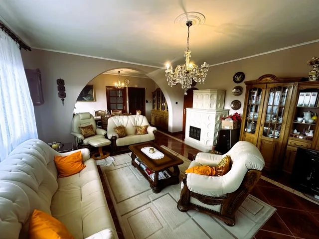 Eladó ház Komló 290 nm