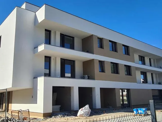 Eladó kereskedelmi és ipari ingatlan Győr, Révfalu 65 nm