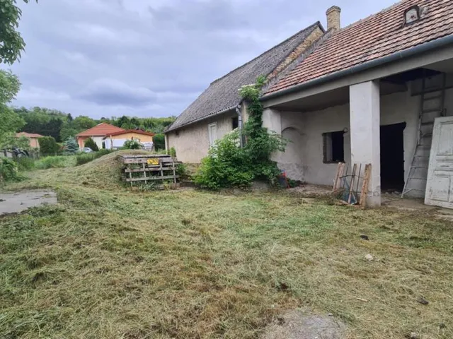 Eladó telek Győrújbarát 752 nm