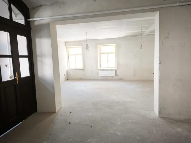 Eladó kereskedelmi és ipari ingatlan Győr, Újváros 66 nm