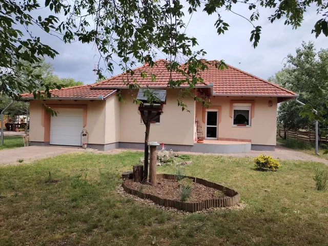 Eladó mezőgazdasági ingatlan Szolnok 250 nm