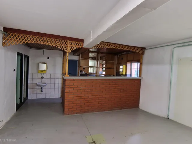 Eladó kereskedelmi és ipari ingatlan Tiszaföldvár 180 nm