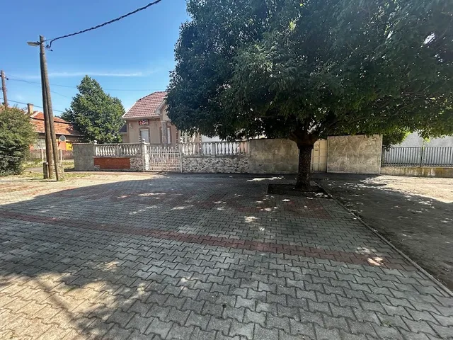 Eladó kereskedelmi és ipari ingatlan Újszász 365 nm