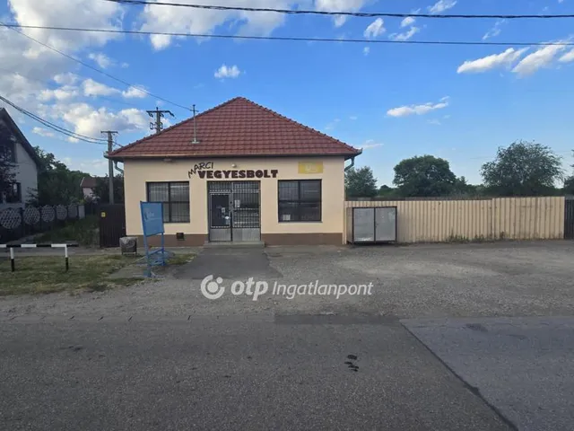 Eladó kereskedelmi és ipari ingatlan Kaba 86 nm