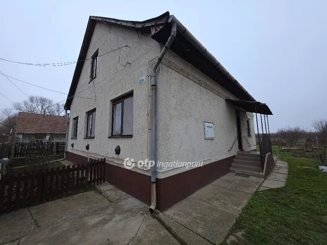 Eladó ház Tiszacsege 84 nm