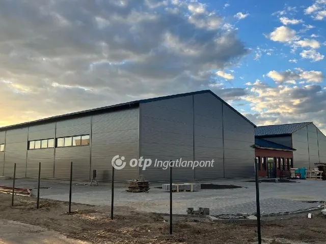 Kiadó kereskedelmi és ipari ingatlan Debrecen 1711 nm