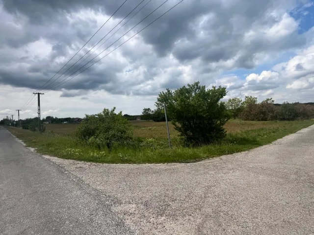 Eladó telek Görbeháza 554 nm