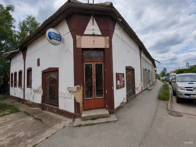 Eladó kereskedelmi és ipari ingatlan Szerep 271 nm