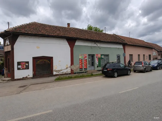 Eladó kereskedelmi és ipari ingatlan Szerep 271 nm