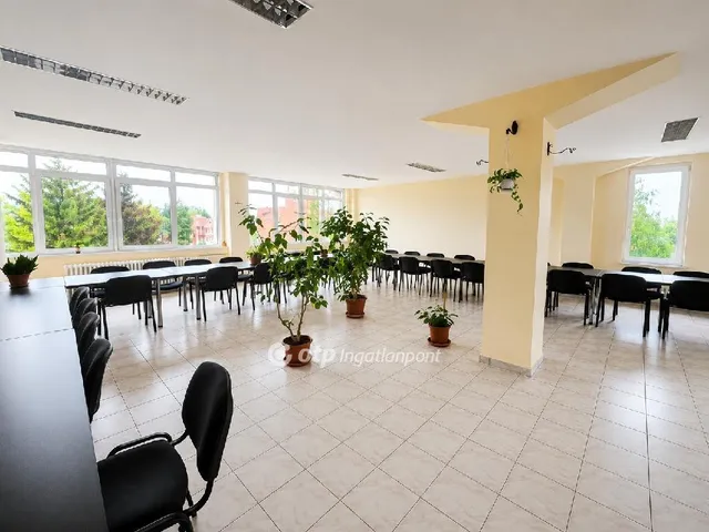 Kiadó kereskedelmi és ipari ingatlan Debrecen 127 nm