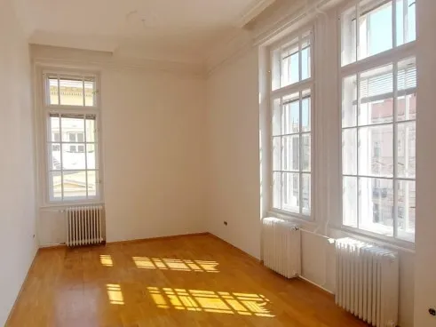 Kiadó kereskedelmi és ipari ingatlan Szeged, Belváros, Klauzál tér 90 nm