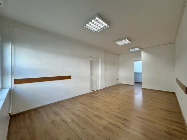 Kiadó kereskedelmi és ipari ingatlan Békéscsaba, Belváros 51 nm