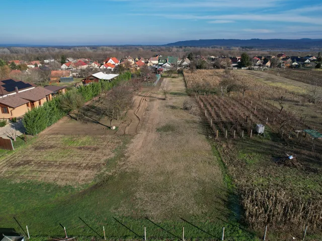 Eladó telek Naszály 1510 nm