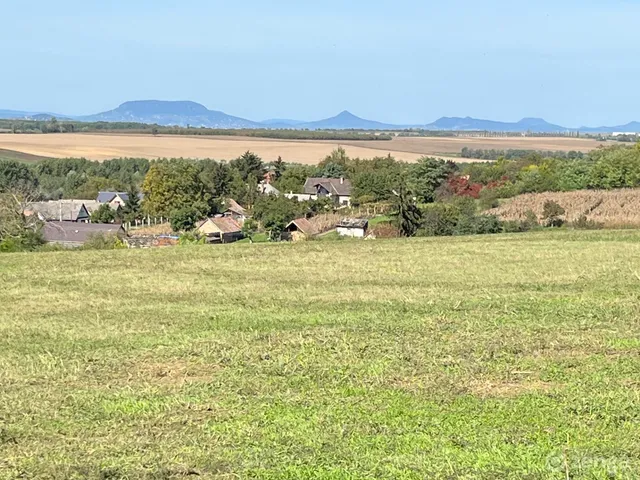 Eladó telek Hács 30385 nm