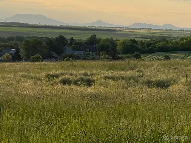 Eladó telek Hács 30385 nm