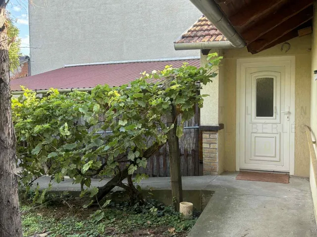 Eladó ház Szeged, Kecskés István-telep, Zocskár udvar 66 nm