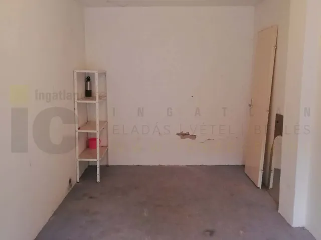 Eladó garázs Szeged, Móraváros 14 nm