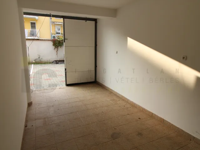 Eladó garázs Szeged, Felsőváros, Bihari utca 25 nm