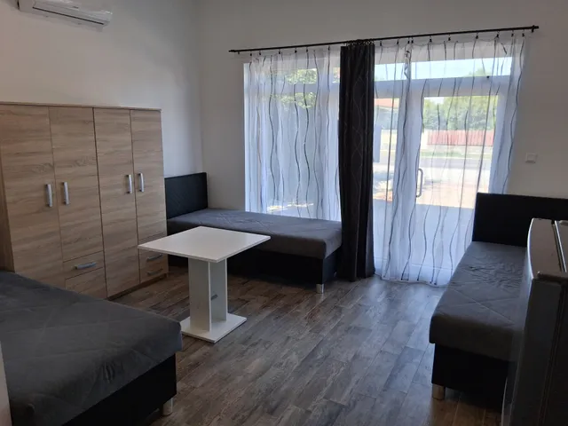 Kiadó ház Pusztaszabolcs, Velencei út 40 180 nm