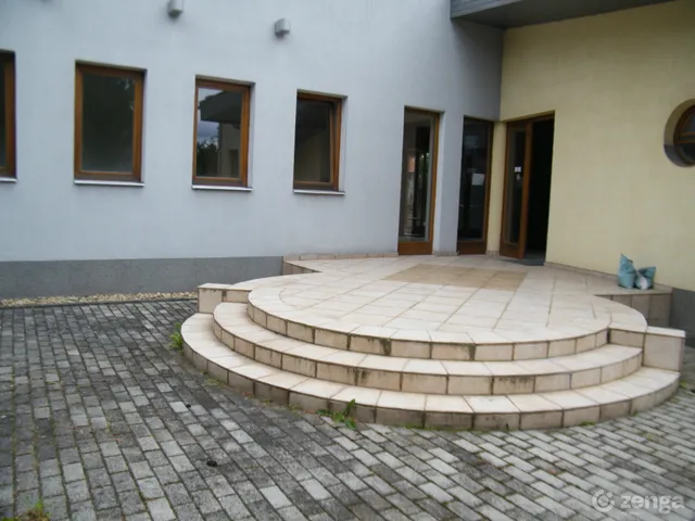 Kiadó ház Dunaújváros, Óváros 300 nm