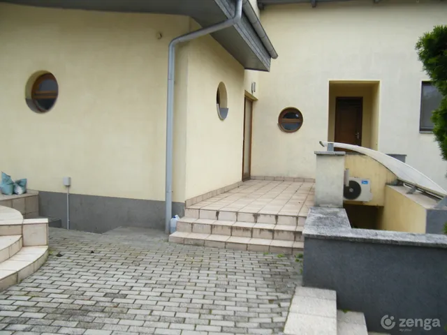 Eladó ház Dunaújváros, Újtelep 300 nm