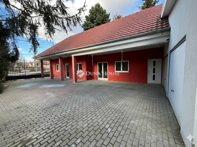 Eladó ház Sóskút 400 nm