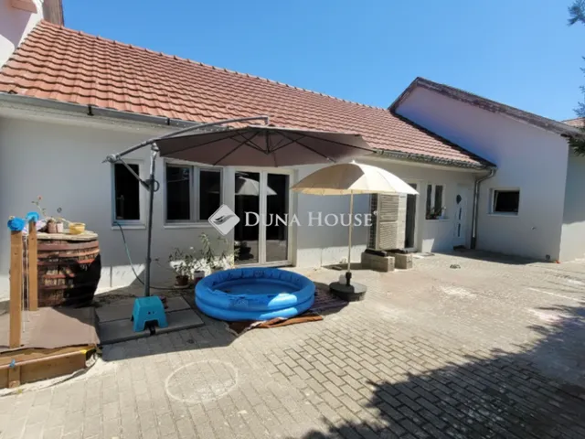 Eladó ház Sóskút 400 nm