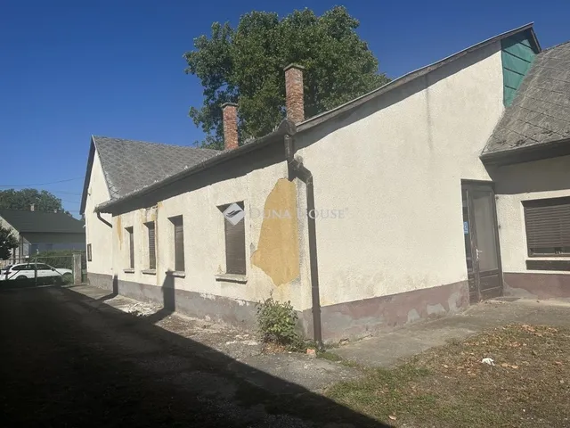Eladó ház Vértesacsa 300 nm